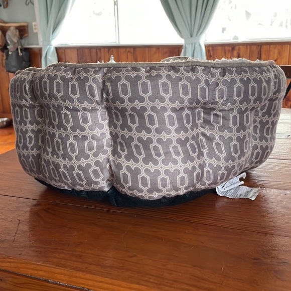 Wag & Woof gray & white insulated small medium doughnut dog bed - Picture 4 of 14